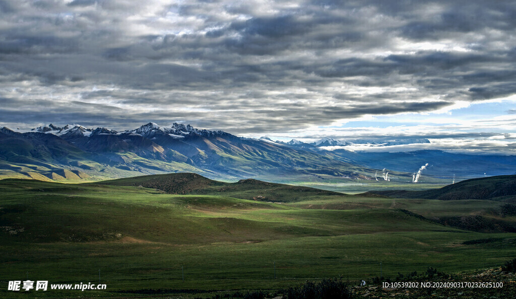 蓝天白云绿草地