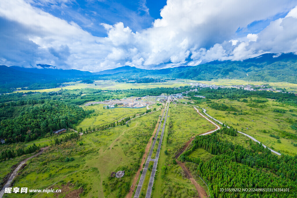 蓝天白云绿草地