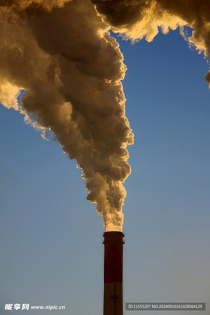 浓烟污染烟囱图片