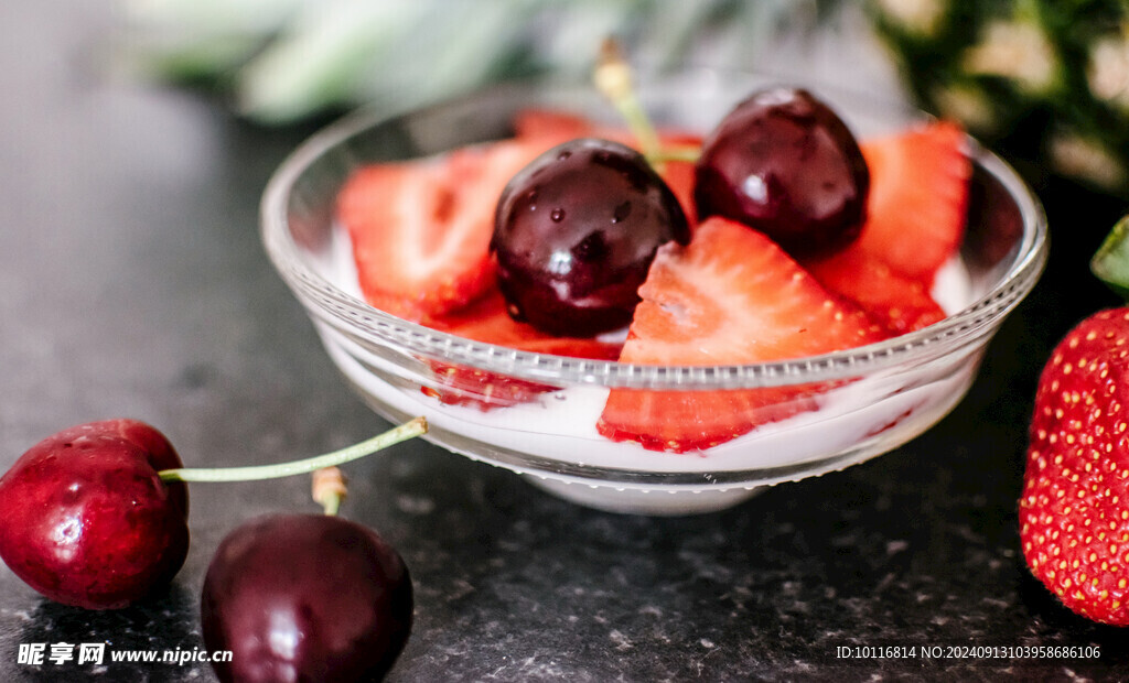 草莓樱桃水果酸奶