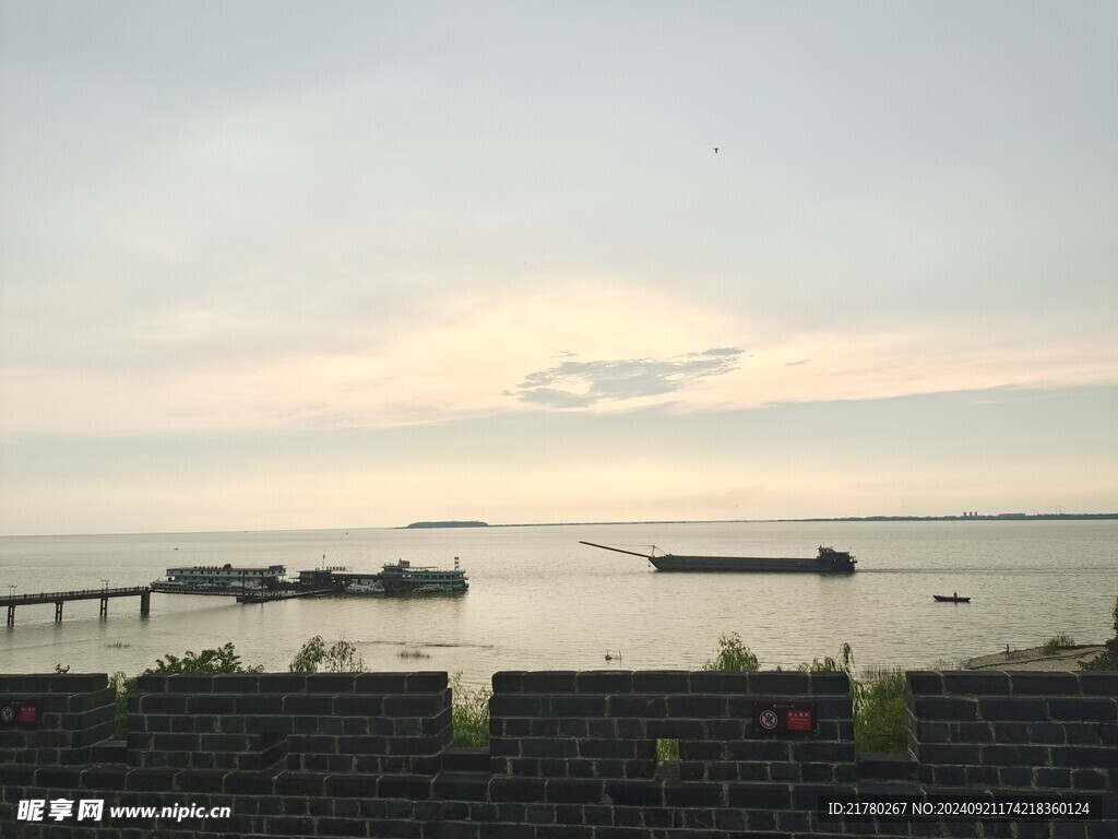 湖边晚景