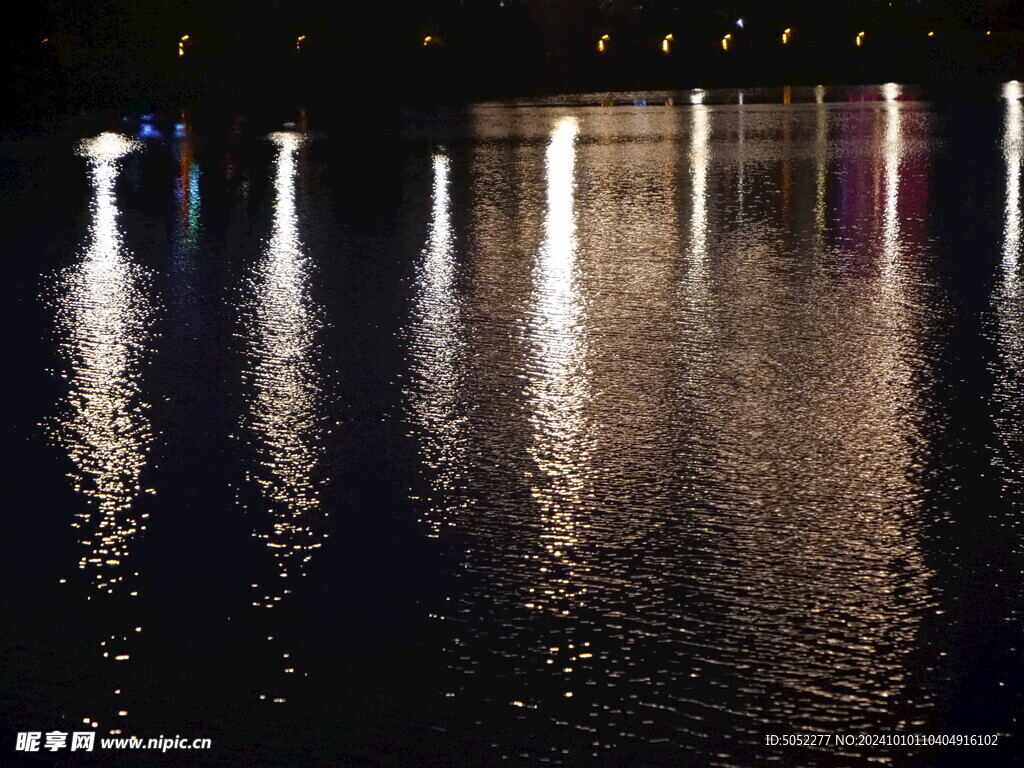夜晚水面倒影