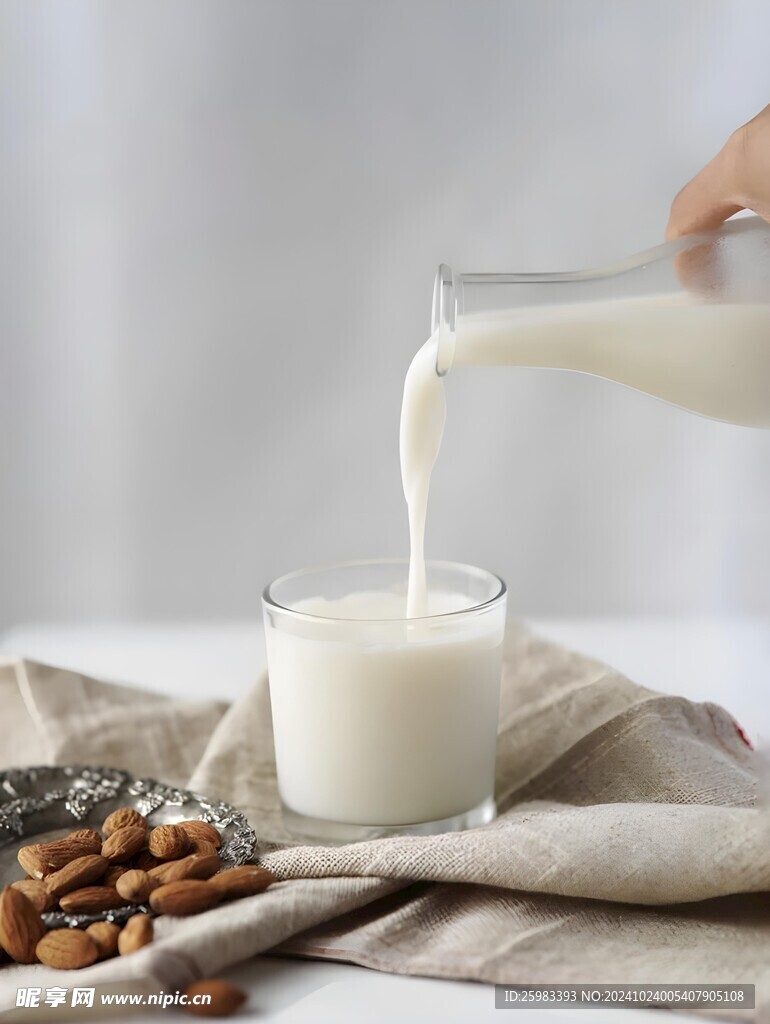 倒牛奶