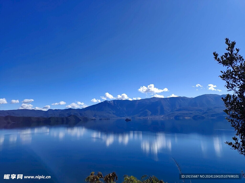 蓝天白云湖泊