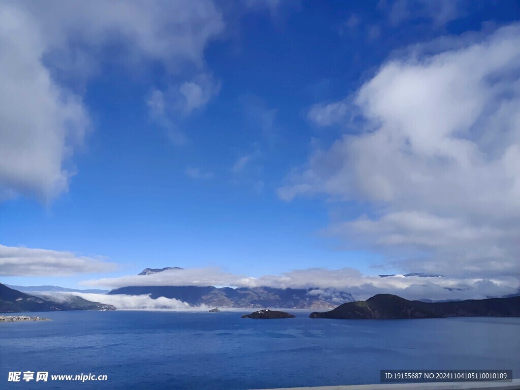 蓝天白云海边