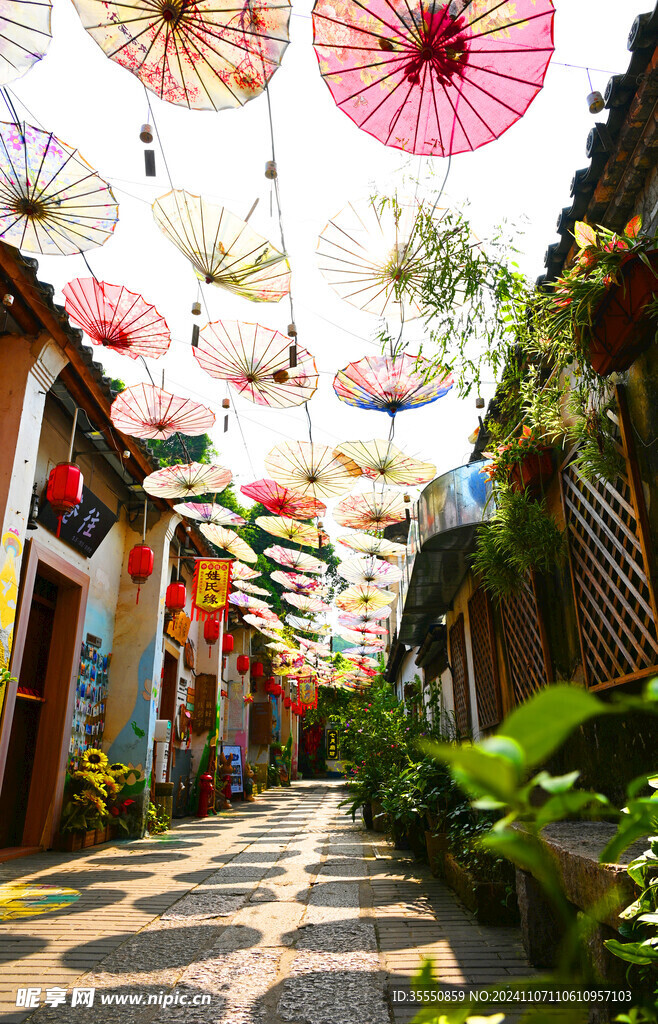 深圳客家小镇油纸伞下的古镇巷弄