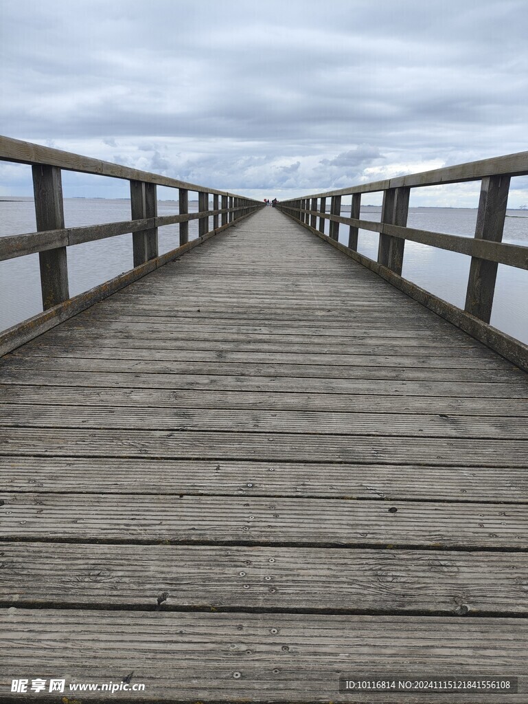 海滩木栈道