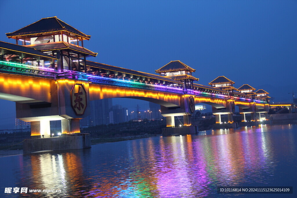 廊桥水乡灯光夜景
