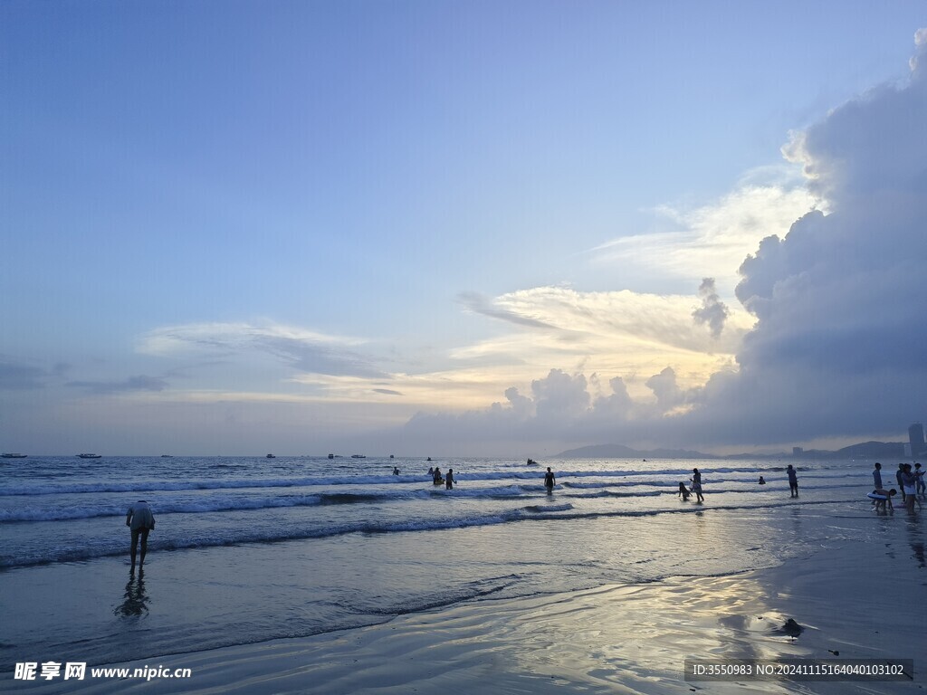 大海 沙滩 海浪 蓝天白云