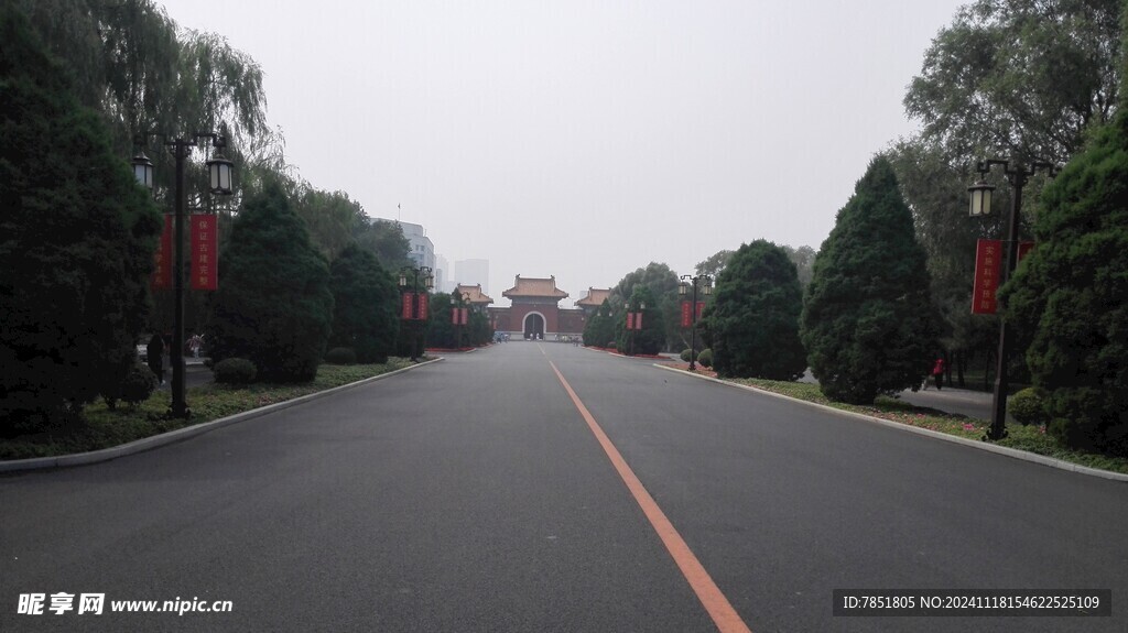 古建筑前的道路