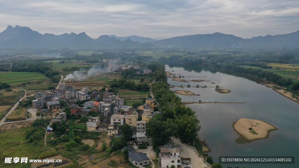 广东小镇江边航拍照片