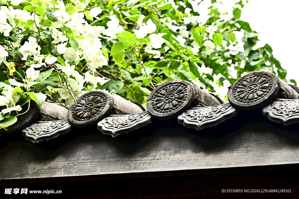 深圳甘坑古镇古房屋上的屋檐瓦当