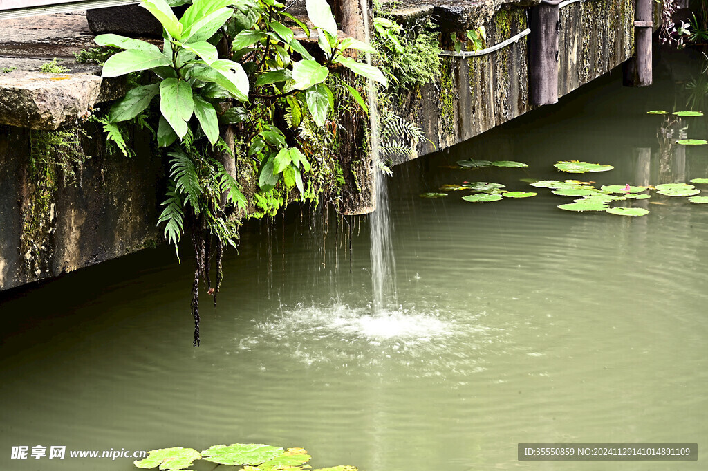 深圳甘坑古镇角落的石磨与流水