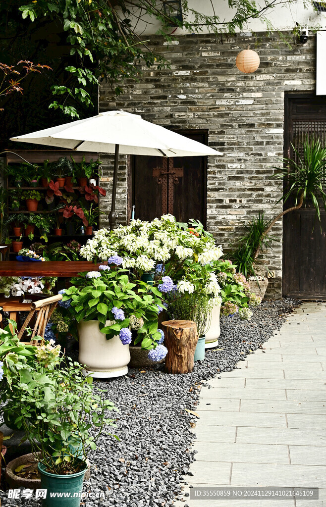 古镇绿植环绕的庭院休憩户外桌椅