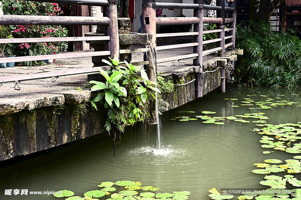 深圳甘坑古镇角落的石磨与流水