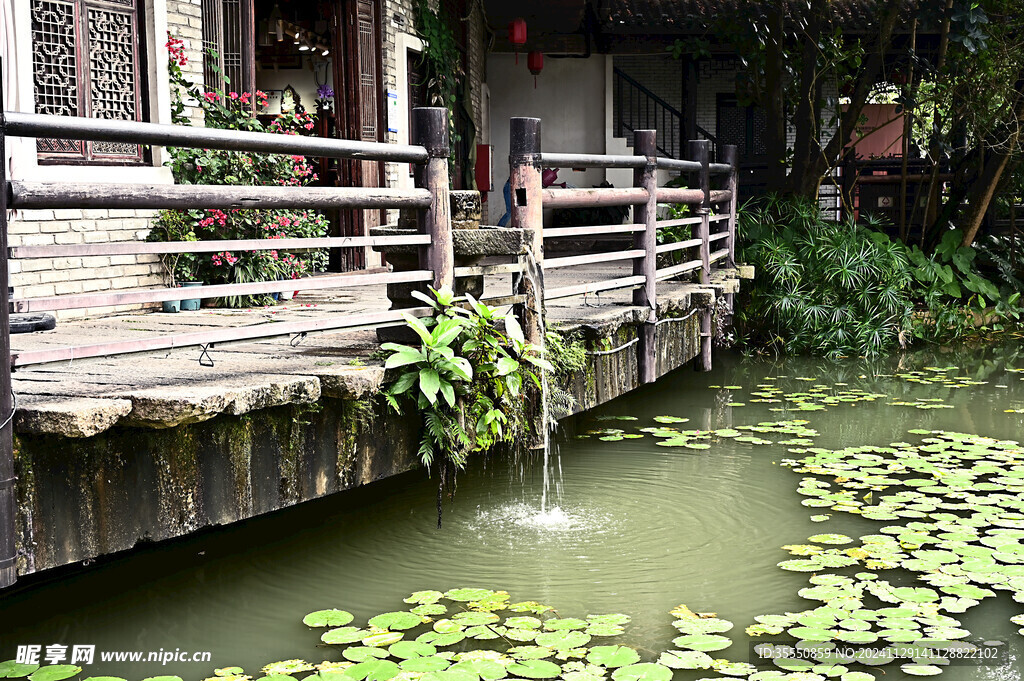 深圳甘坑古镇角落的石磨与流水
