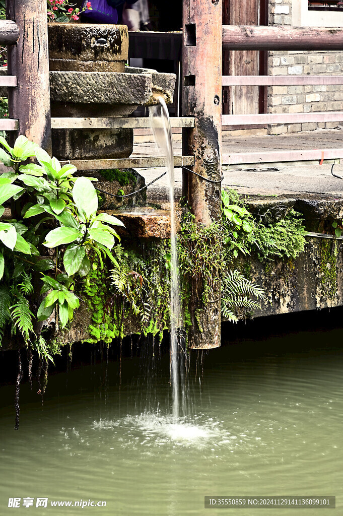深圳甘坑古镇角落的石磨与流水