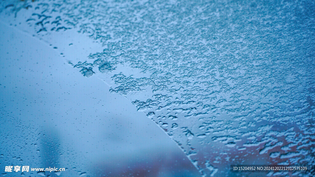 冬季窗户上的霜冻冰雪