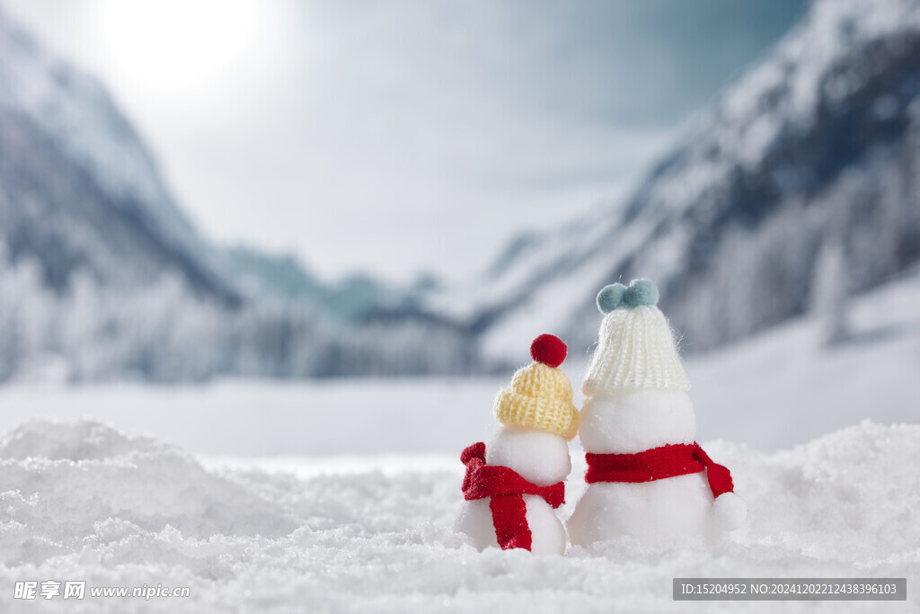 冬季雪景依偎在一起的雪人