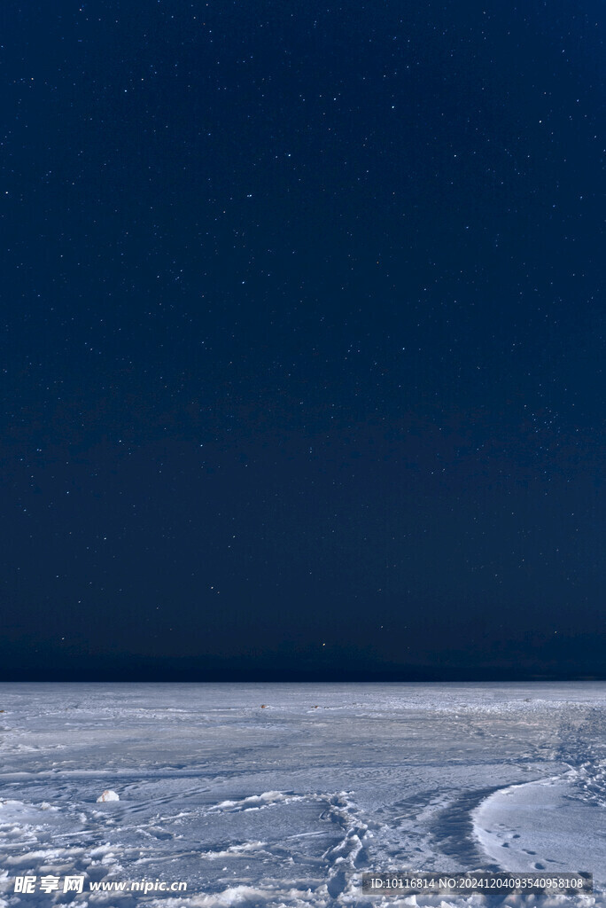 蓝色夜空雪地