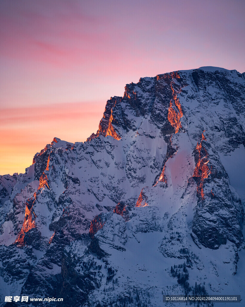 黄昏雪山风景