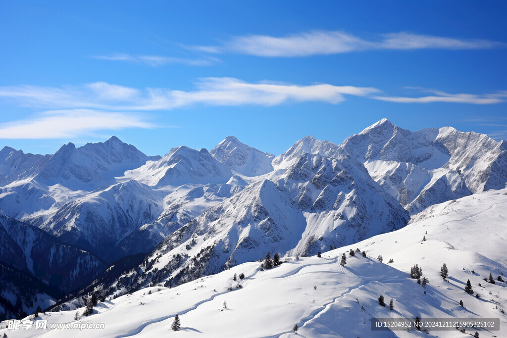 冬季寒冷雪山的美丽景观