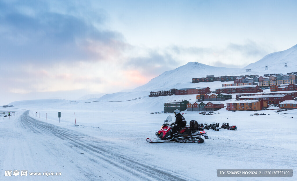 北极城市朗伊尔城冬季城市雪景