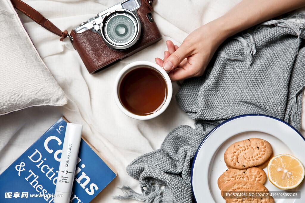 创意生活氛围相机咖啡和饼干书本