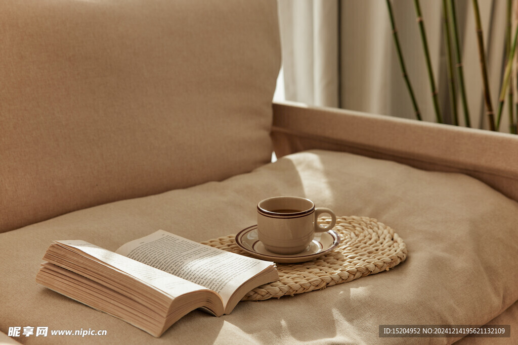 午后阳光下的日式沙发