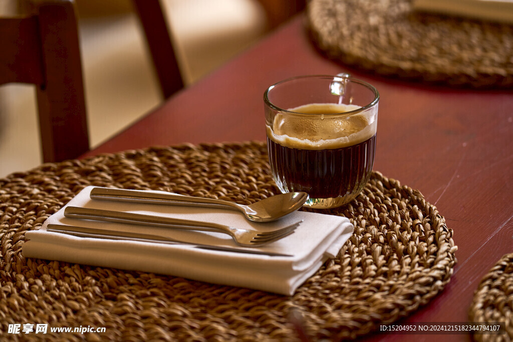 餐桌上的美式咖啡