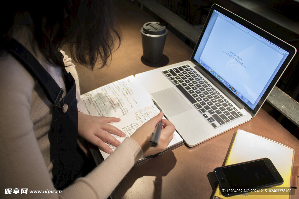 正在写字的女孩