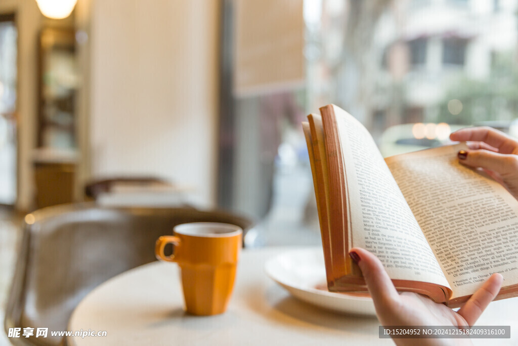 咖啡馆气质美女看复古英文书