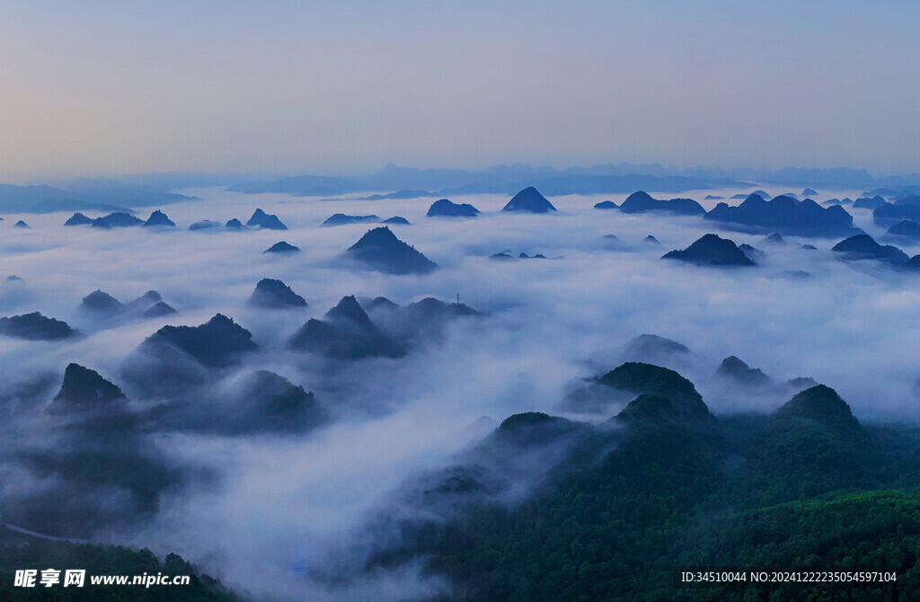 贵州喀斯特峰丛晨雾