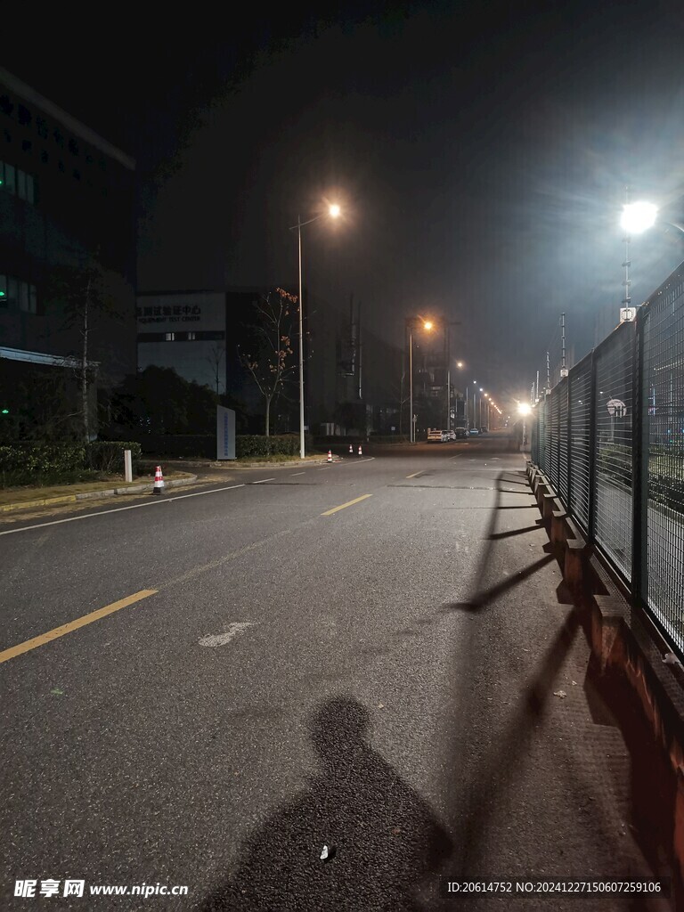 夜色下孤单身影