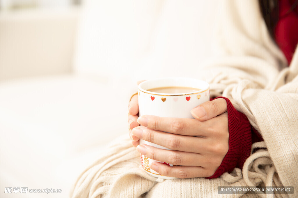 女性冬季端着咖啡杯特写