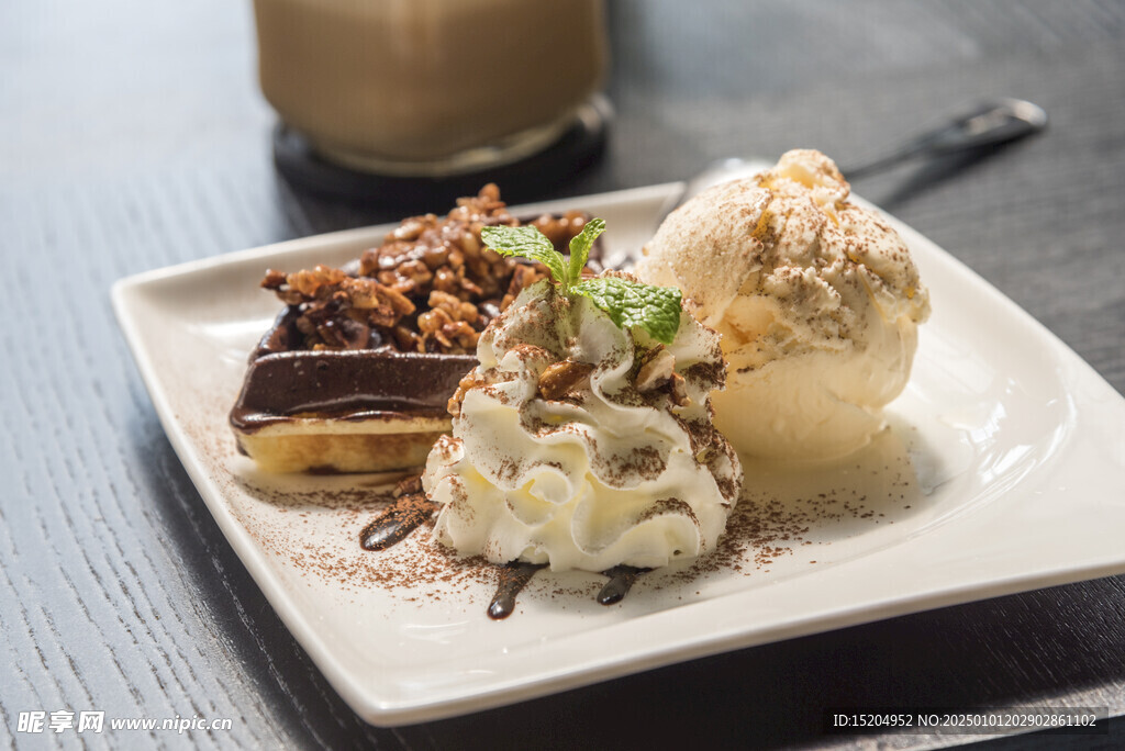 带蛋糕的冰淇淋