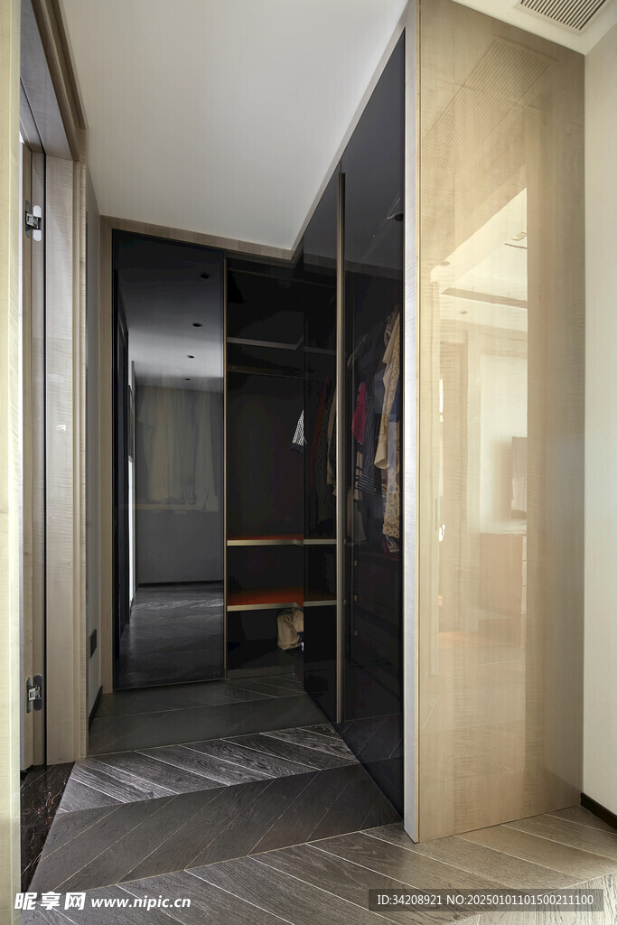 家居客厅卧装修卧室现代衣帽间