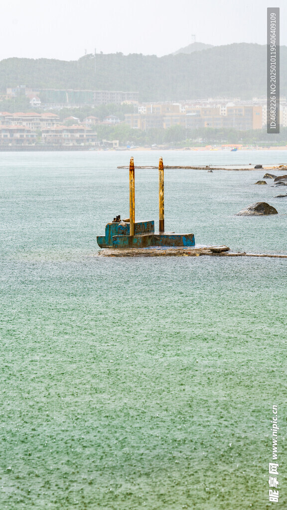 海边废弃十字架遗址