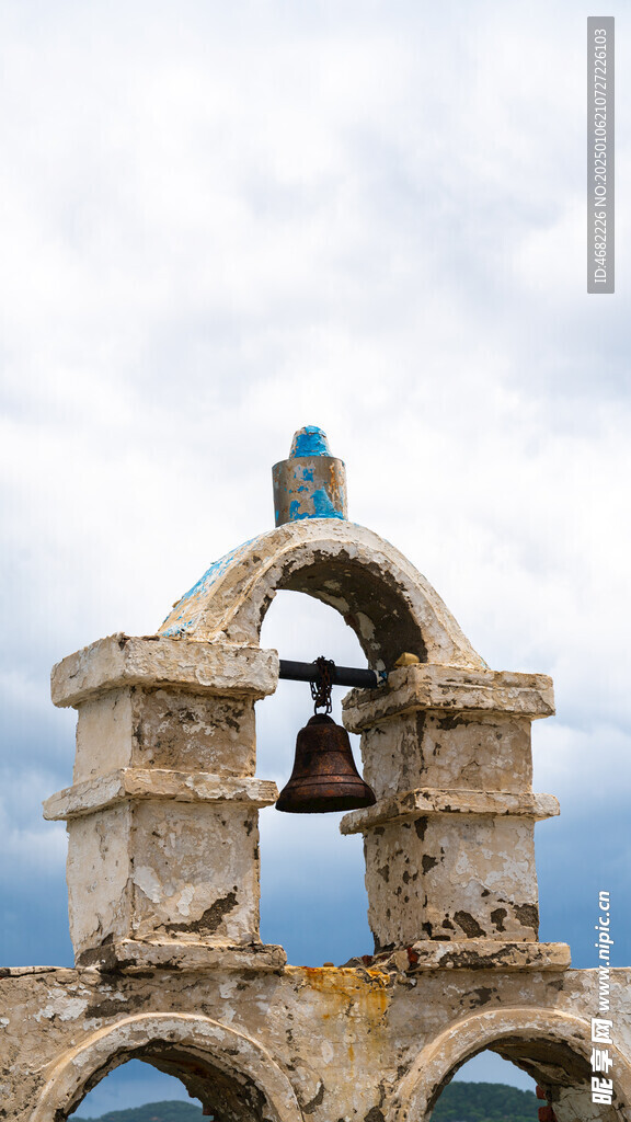 废弃的编钟特写