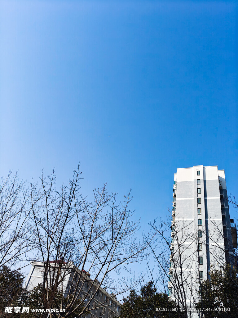 蓝天下的居民楼 