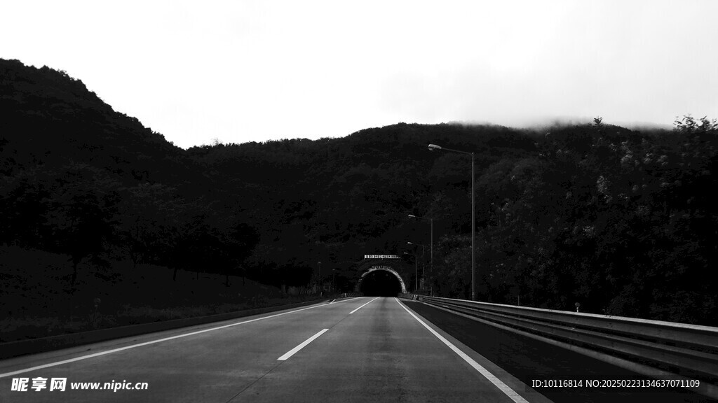 公路隧道口