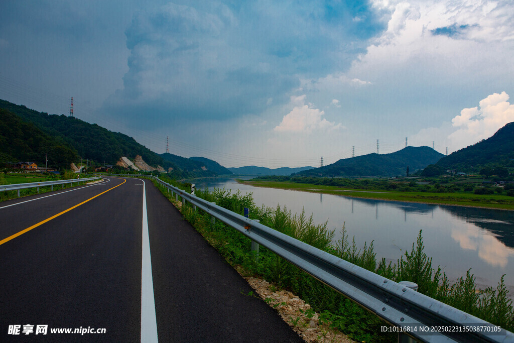 公路河流