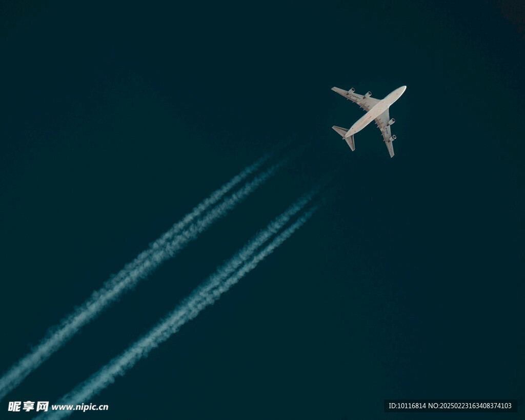 客机划过天空