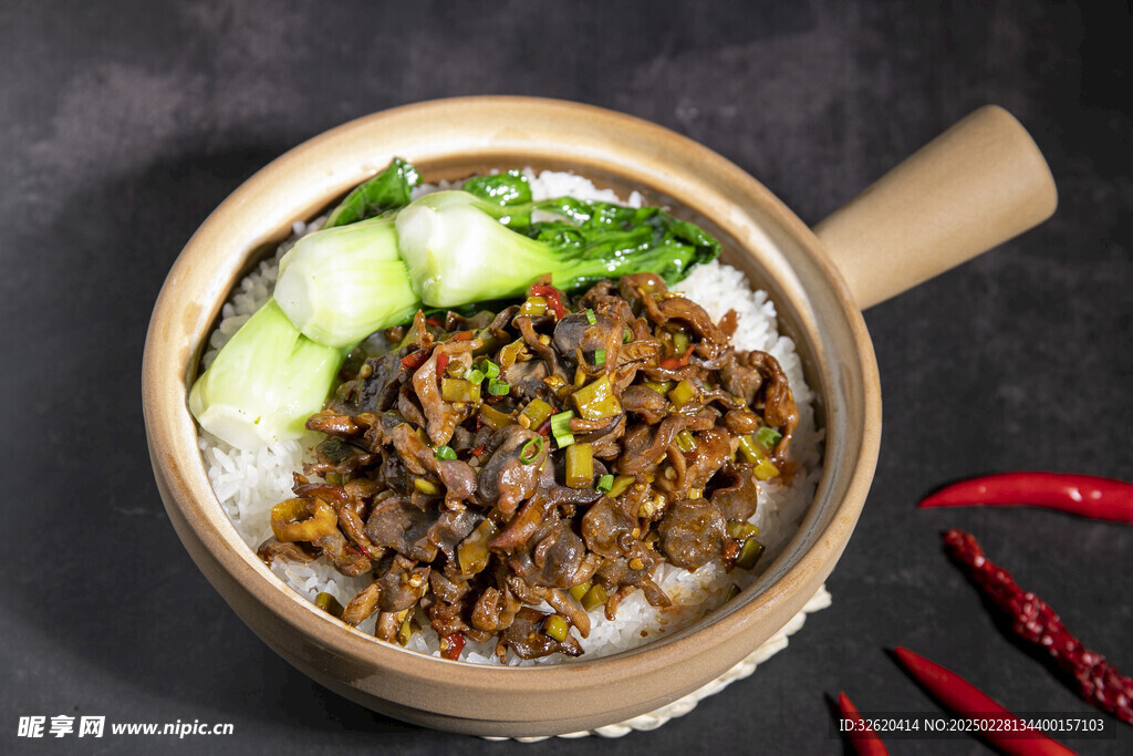 鸡杂煲仔饭 