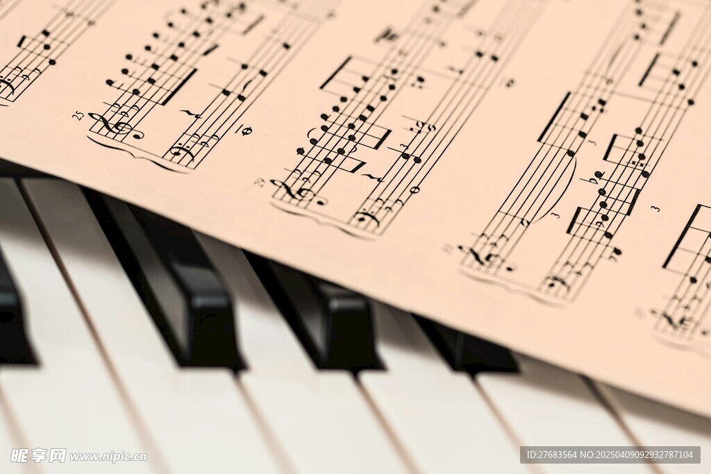 钢琴上的乐谱