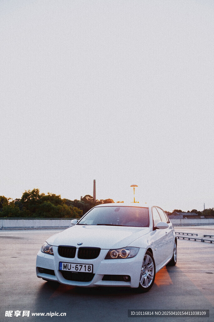 白色宝马汽车