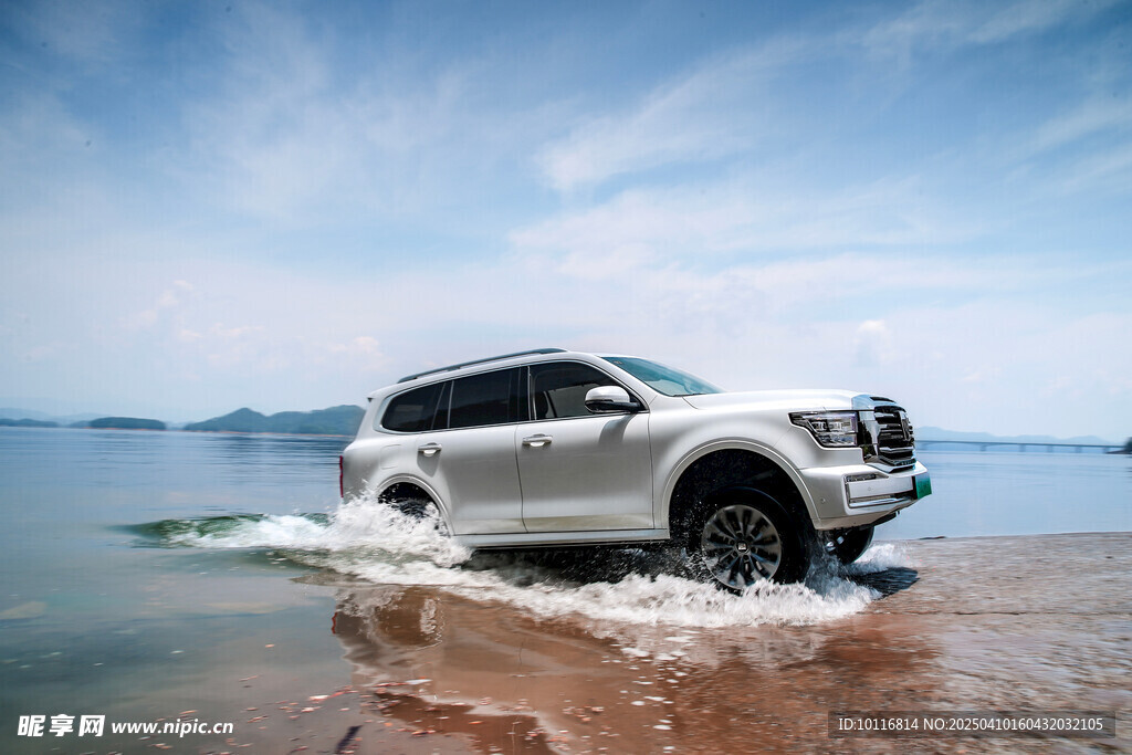 白色SUV