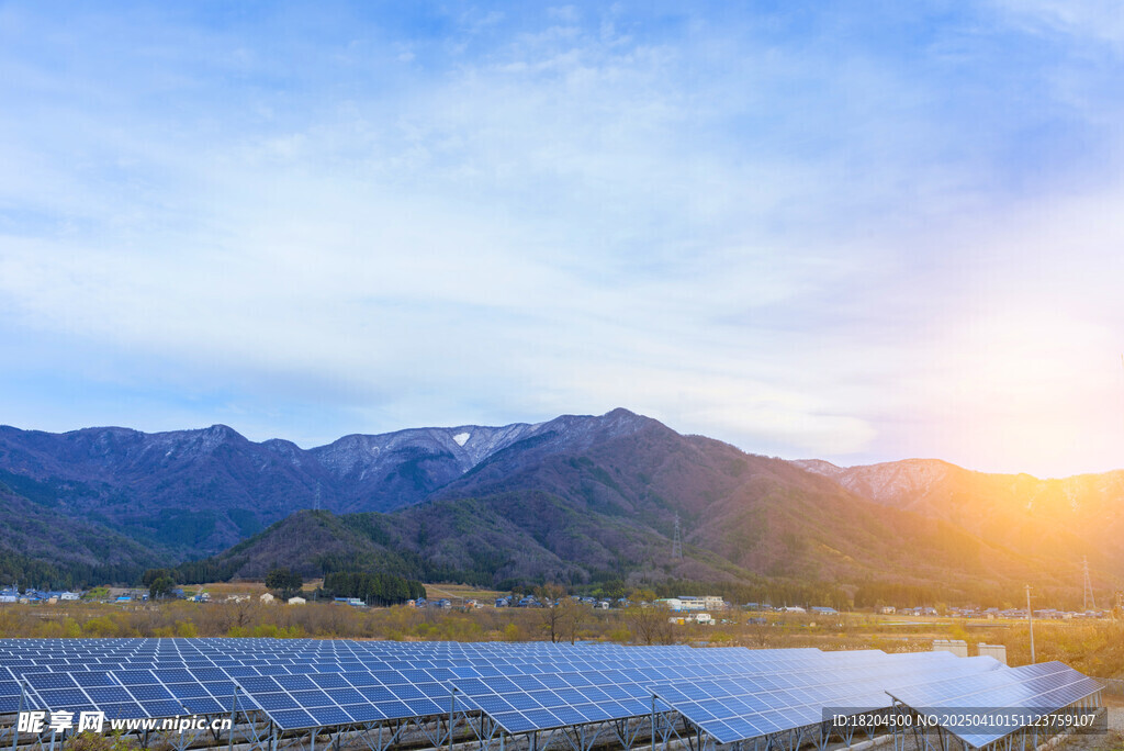 太阳能光伏板 山 蓝天