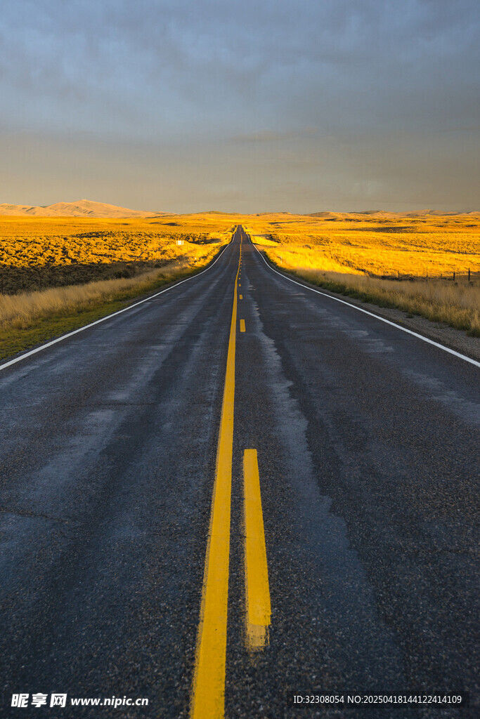 夕阳下的公路延伸向远方