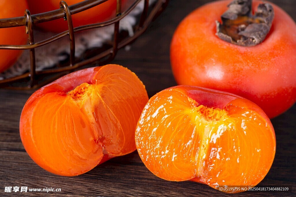 新鲜切开的诱人柿子